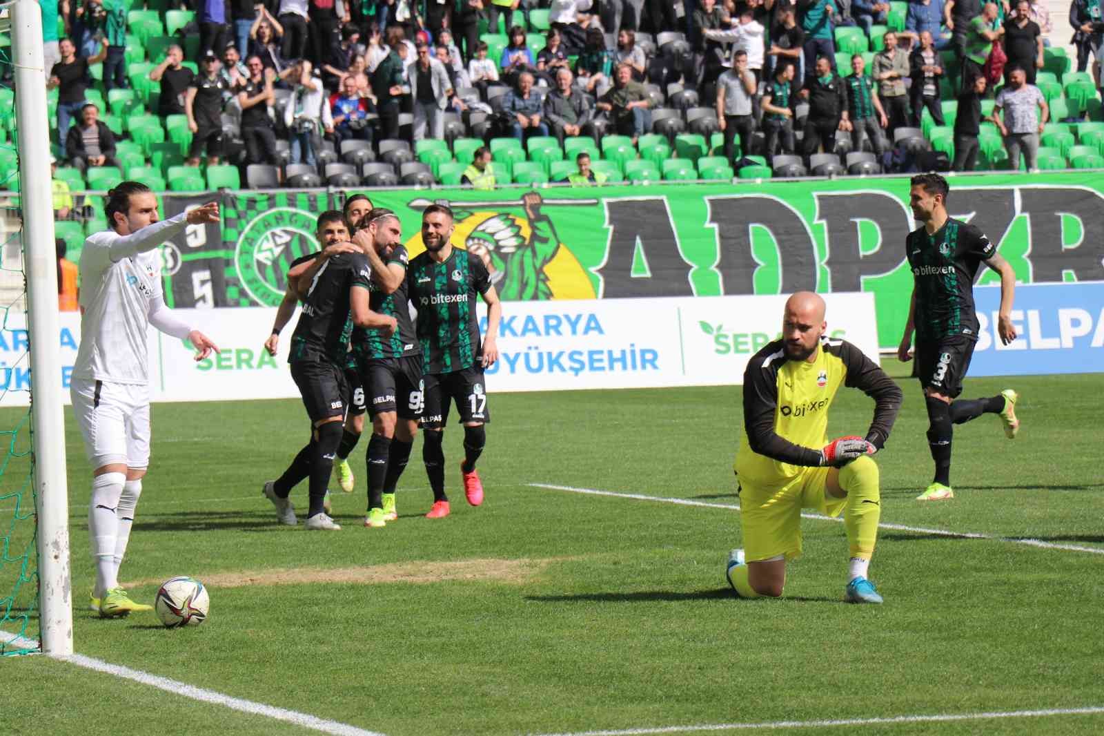 TFF 2. Lig: Sakaryaspor: 3 - Diyarbekirspor: 0 TFF 2. Lig Kırmızı Grup 32. haftasında Sakaryaspor, sahasında karşılaştığı Diyarbekirspor’u 3-0 mağlup etti. Stat: Yeni Sakarya Atatürk Hakemler ...