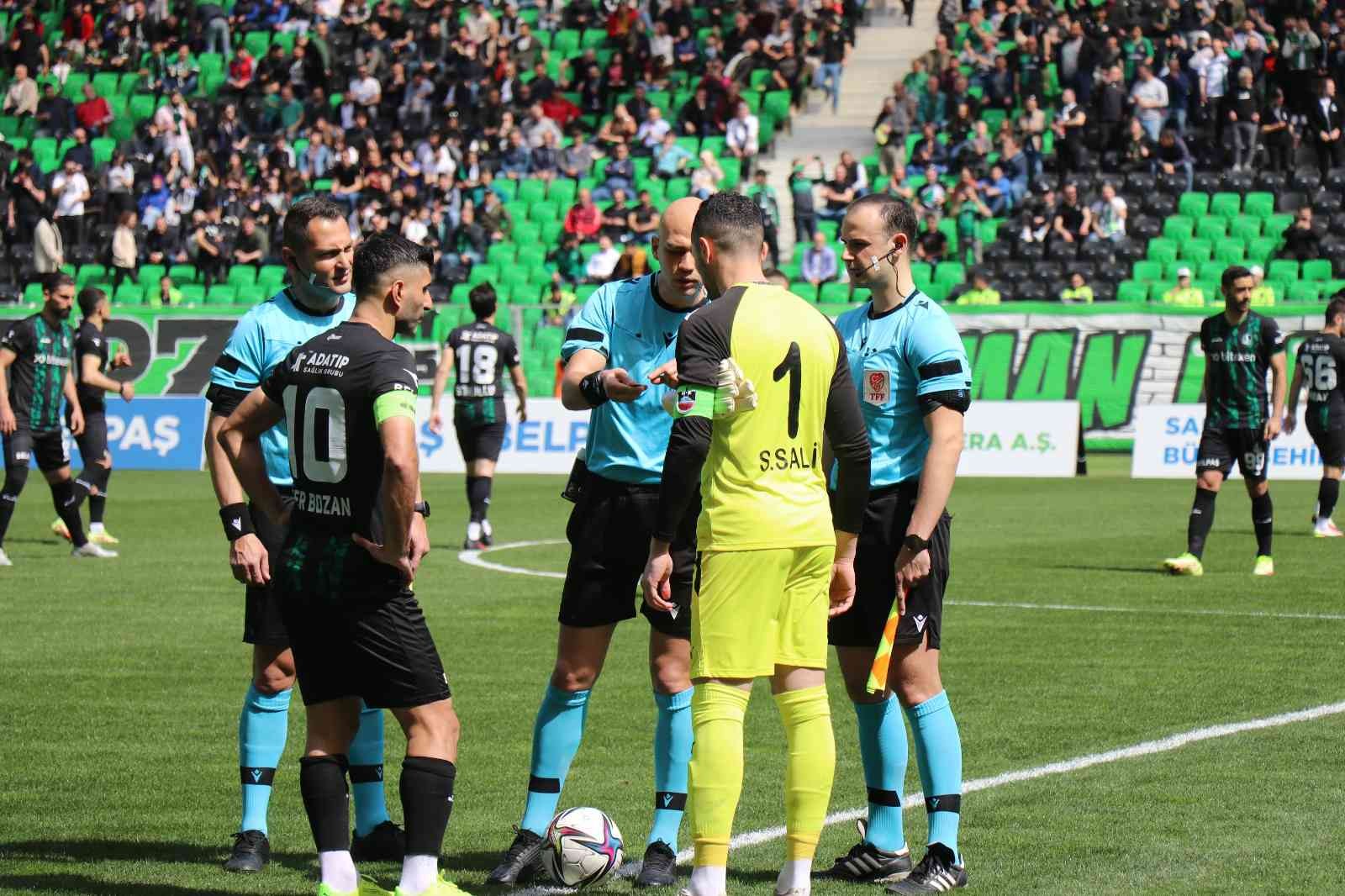 TFF 2. Lig: Sakaryaspor: 3 - Diyarbekirspor: 0 TFF 2. Lig Kırmızı Grup 32. haftasında Sakaryaspor, sahasında karşılaştığı Diyarbekirspor’u 3-0 mağlup etti. Stat: Yeni Sakarya Atatürk Hakemler ...