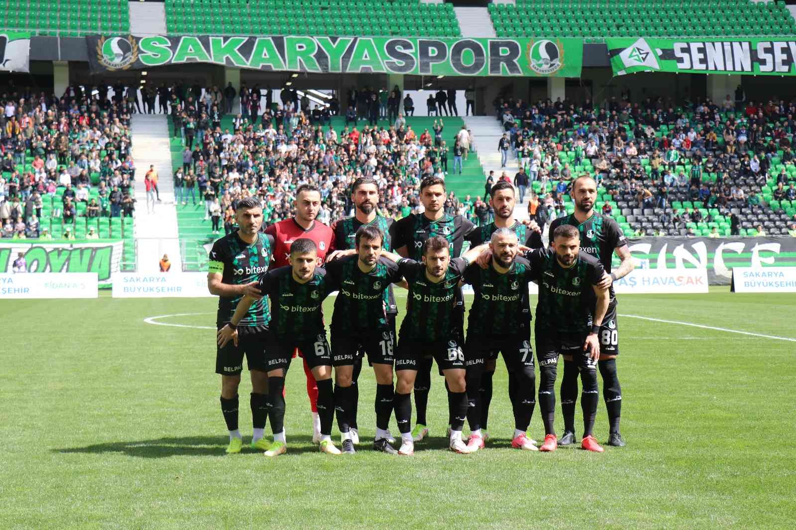 TFF 2. Lig Kırmızı Grup 32. haftasında Sakaryaspor, sahasında karşılaştığı Diyarbekirspor’u 3-0 mağlup etti. Stat: Yeni Sakarya Atatürk Hakemler ...
