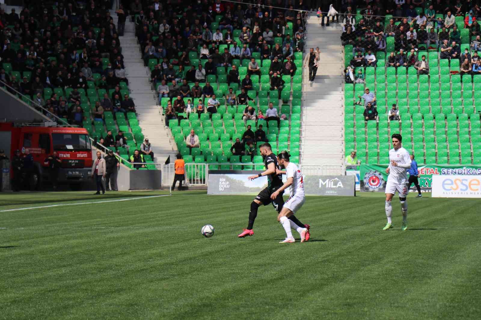 TFF 2. Lig: Sakaryaspor: 3 - Diyarbekirspor: 0 TFF 2. Lig Kırmızı Grup 32. haftasında Sakaryaspor, sahasında karşılaştığı Diyarbekirspor’u 3-0 mağlup etti. Stat: Yeni Sakarya Atatürk Hakemler ...