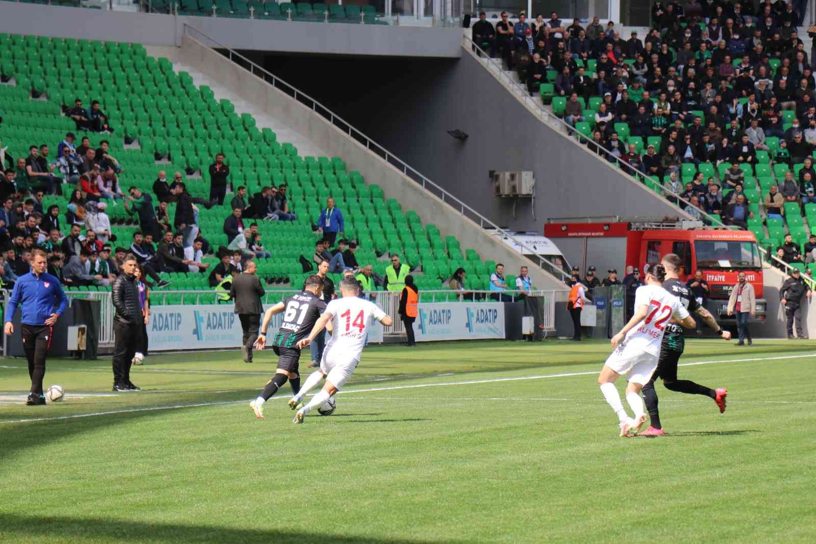 TFF 2. Lig: Sakaryaspor: 3 - Diyarbekirspor: 0 TFF 2. Lig Kırmızı Grup 32. haftasında Sakaryaspor, sahasında karşılaştığı Diyarbekirspor’u 3-0 mağlup etti. Stat: Yeni Sakarya Atatürk Hakemler ...