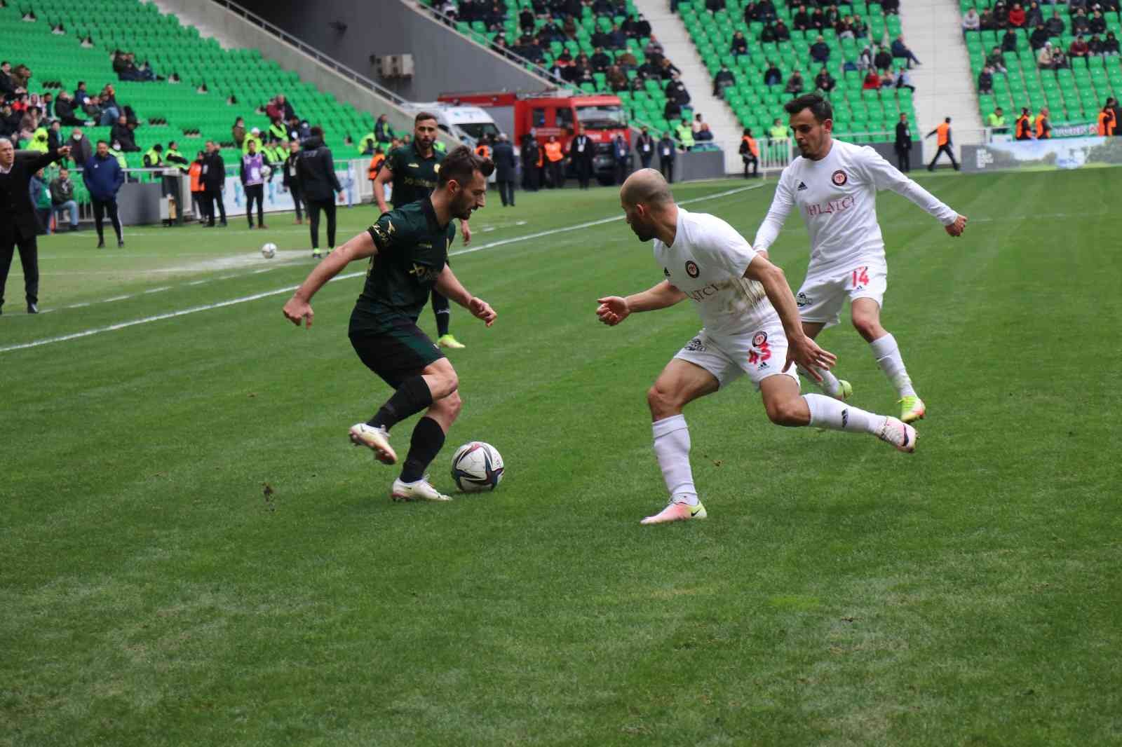 TFF 2. Lig Kırmızı Grup’ta 22. haftanın erteleme mücadelesinde Sakaryaspor, evinde ağırladığı Çorum FK’yı 4-1 mağlup etti. Stat: Yeni Sakarya ...