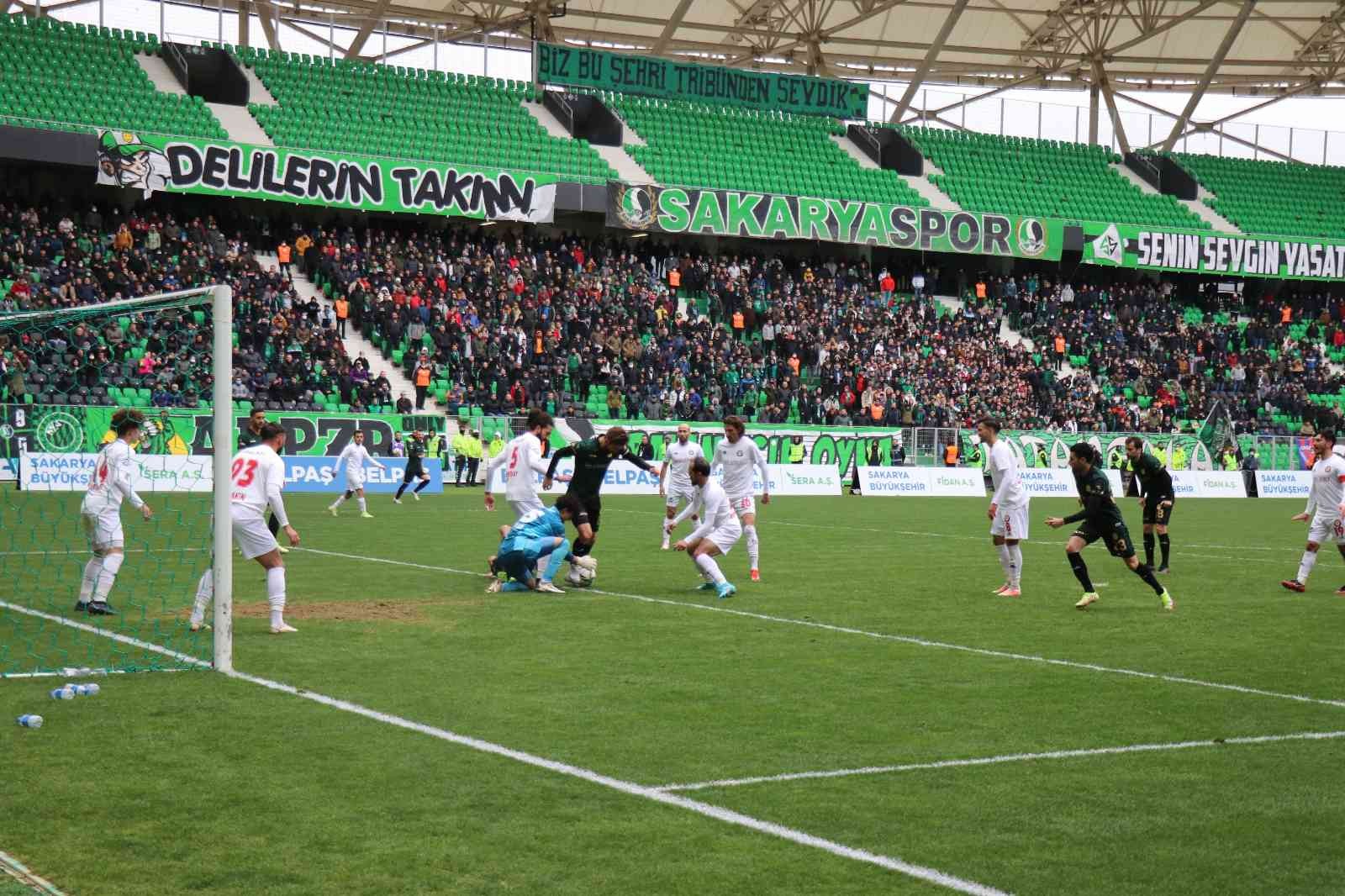 TFF 2. Lig Kırmızı Grup’ta 22. haftanın erteleme mücadelesinde Sakaryaspor, evinde ağırladığı Çorum FK’yı 4-1 mağlup etti. Stat: Yeni Sakarya ...