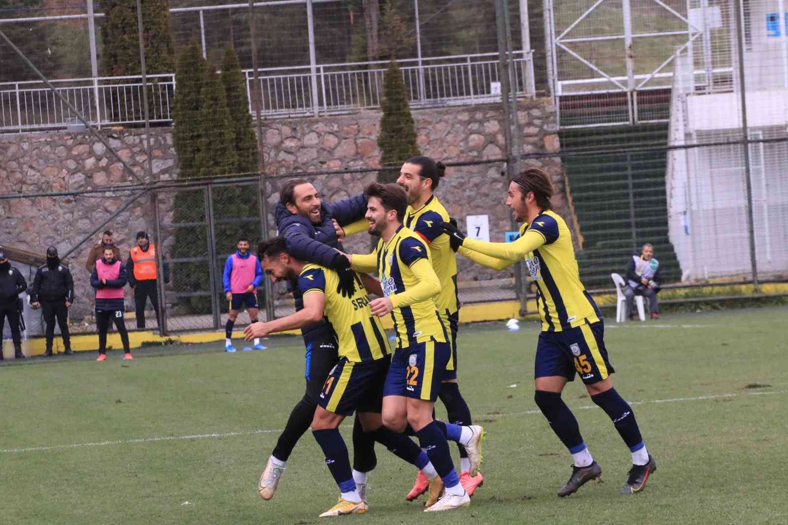 TFF 3. Lig 3. Grup’ta play-off mücadelesi veren Belediye Derincespor, 26. hafta karşılaşmasında Gümüşhane Sportif Faaliyetler’i 3-0 mağlup etti ...