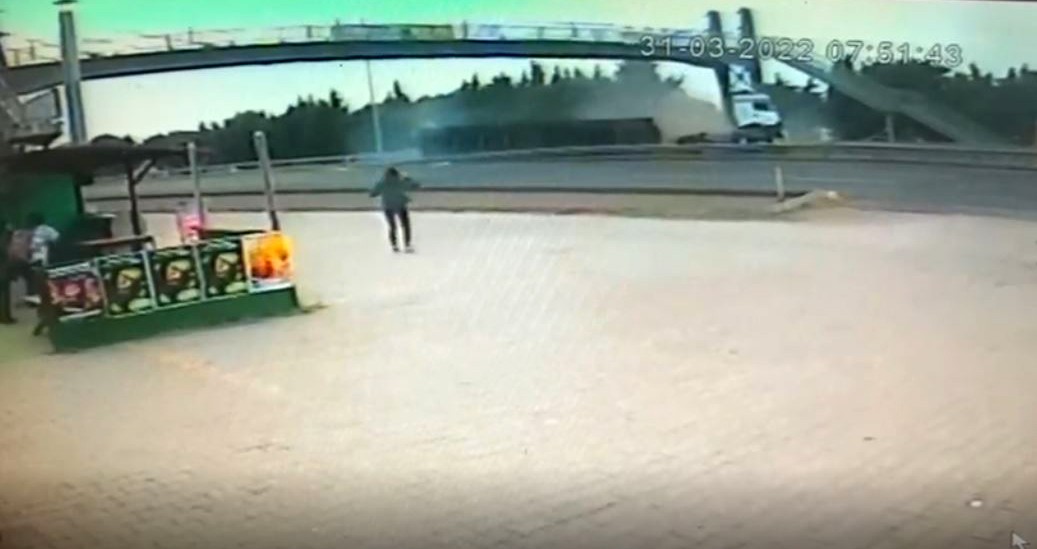 Tır şoförünün feci şekilde öldüğü kaza kamerada Tekirdağ’ın Çorlu ilçesinde kontrolden çıkan tırın üst geçide çarpması sonucu meydana gelen kazada, sürücü feci şekilde hayatını kaybetti. Kaza ...