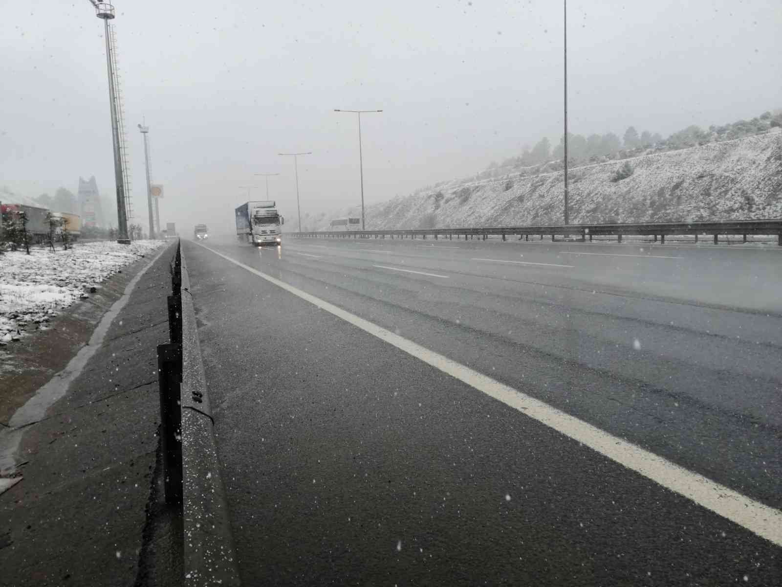 İstanbul’da yoğun kar yağışı nedeniyle şehre girişleri yasaklanan tır ve kamyonların şehre girişine kontrollü şekilde izin verilmeye başlandı ...