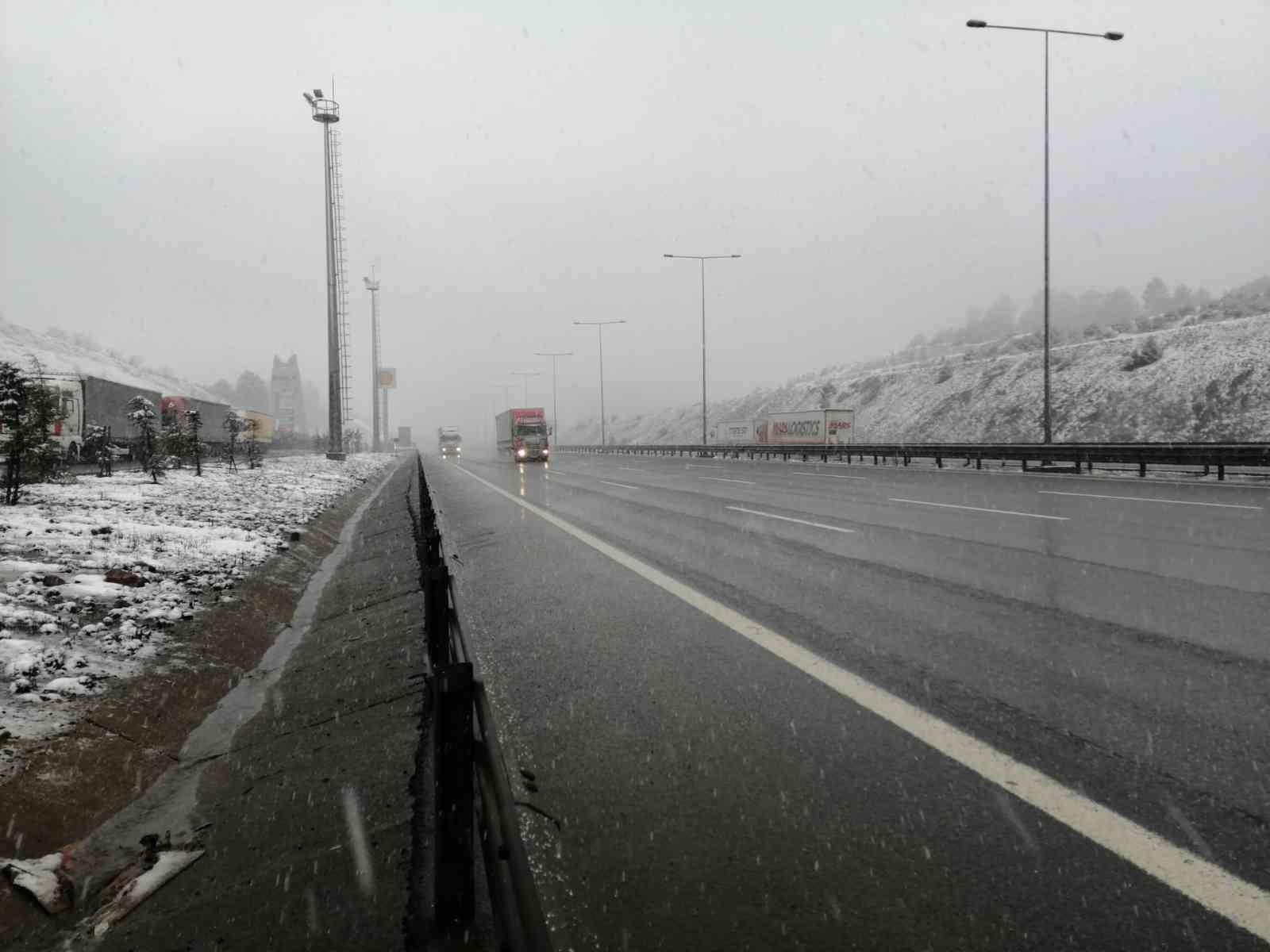 Tır ve kamyonların İstanbul’a girişine kontrollü olarak izin veriliyor İstanbul’da yoğun kar yağışı nedeniyle şehre girişleri yasaklanan tır ve kamyonların şehre girişine kontrollü şekilde izin verilmeye başlandı ...