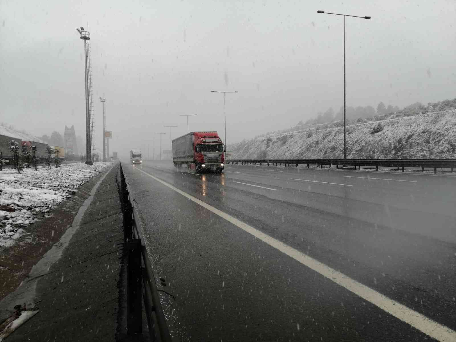 Tır ve kamyonların İstanbul’a girişine kontrollü olarak izin veriliyor İstanbul’da yoğun kar yağışı nedeniyle şehre girişleri yasaklanan tır ve kamyonların şehre girişine kontrollü şekilde izin verilmeye başlandı ...