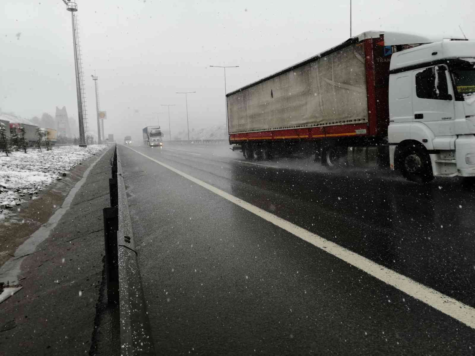 Tır ve kamyonların İstanbul’a girişine kontrollü olarak izin veriliyor İstanbul’da yoğun kar yağışı nedeniyle şehre girişleri yasaklanan tır ve kamyonların şehre girişine kontrollü şekilde izin verilmeye başlandı ...