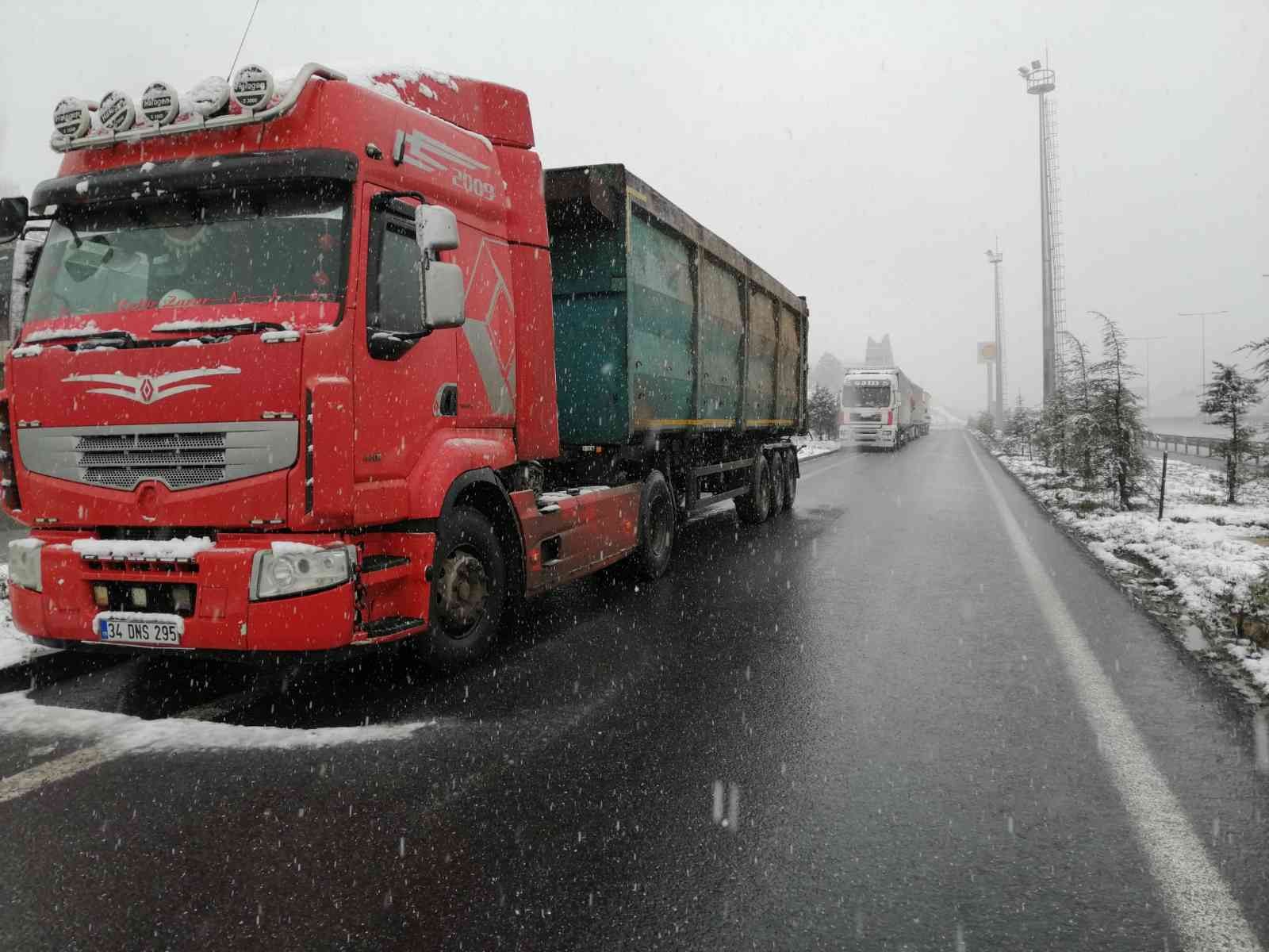 İstanbul’da yoğun kar yağışı nedeniyle şehre girişleri yasaklanan tır ve kamyonların şehre girişine kontrollü şekilde izin verilmeye başlandı ...
