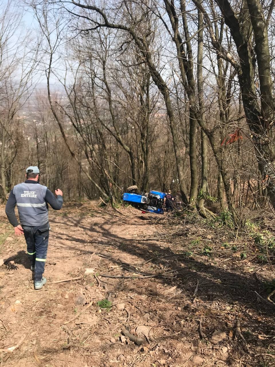 Tomruk çeken traktör devrildi, sürücü ağır yaralandı Kocaeli’de tomruk çektiği sırada devrilen traktörün altında kalan sürücü ağır yaralandı. Kaza, Kartepe ilçesine bağlı Suadiye Mahallesi’nde ...