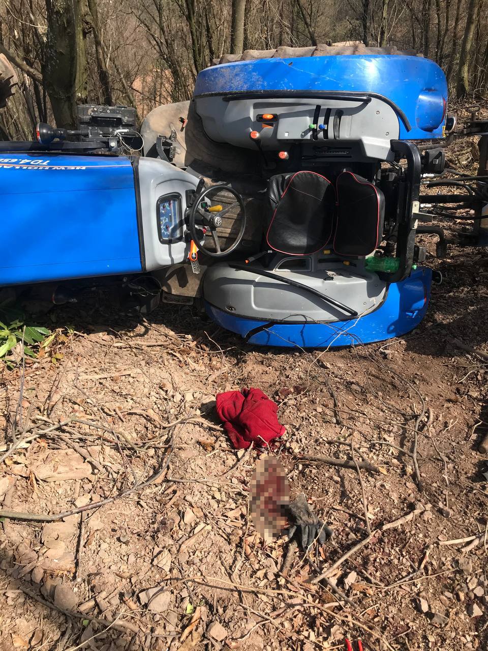 Tomruk çeken traktör devrildi, sürücü ağır yaralandı Kocaeli’de tomruk çektiği sırada devrilen traktörün altında kalan sürücü ağır yaralandı. Kaza, Kartepe ilçesine bağlı Suadiye Mahallesi’nde ...