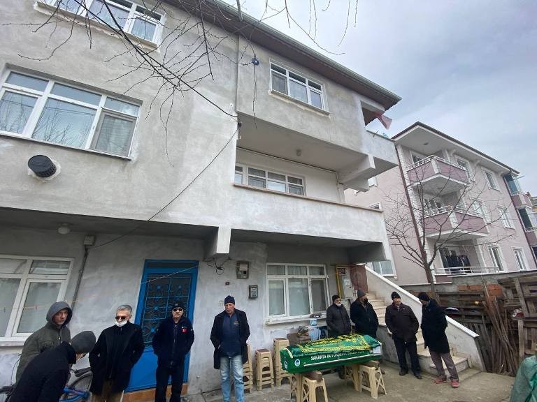 Sakarya’nın Erenler ilçesinde taraftarı olduğu Trabzonspor’un bayrağını evinin camına asmak isterken düşen 66 yaşındaki Avni Küçük, kaldırıldığı ...
