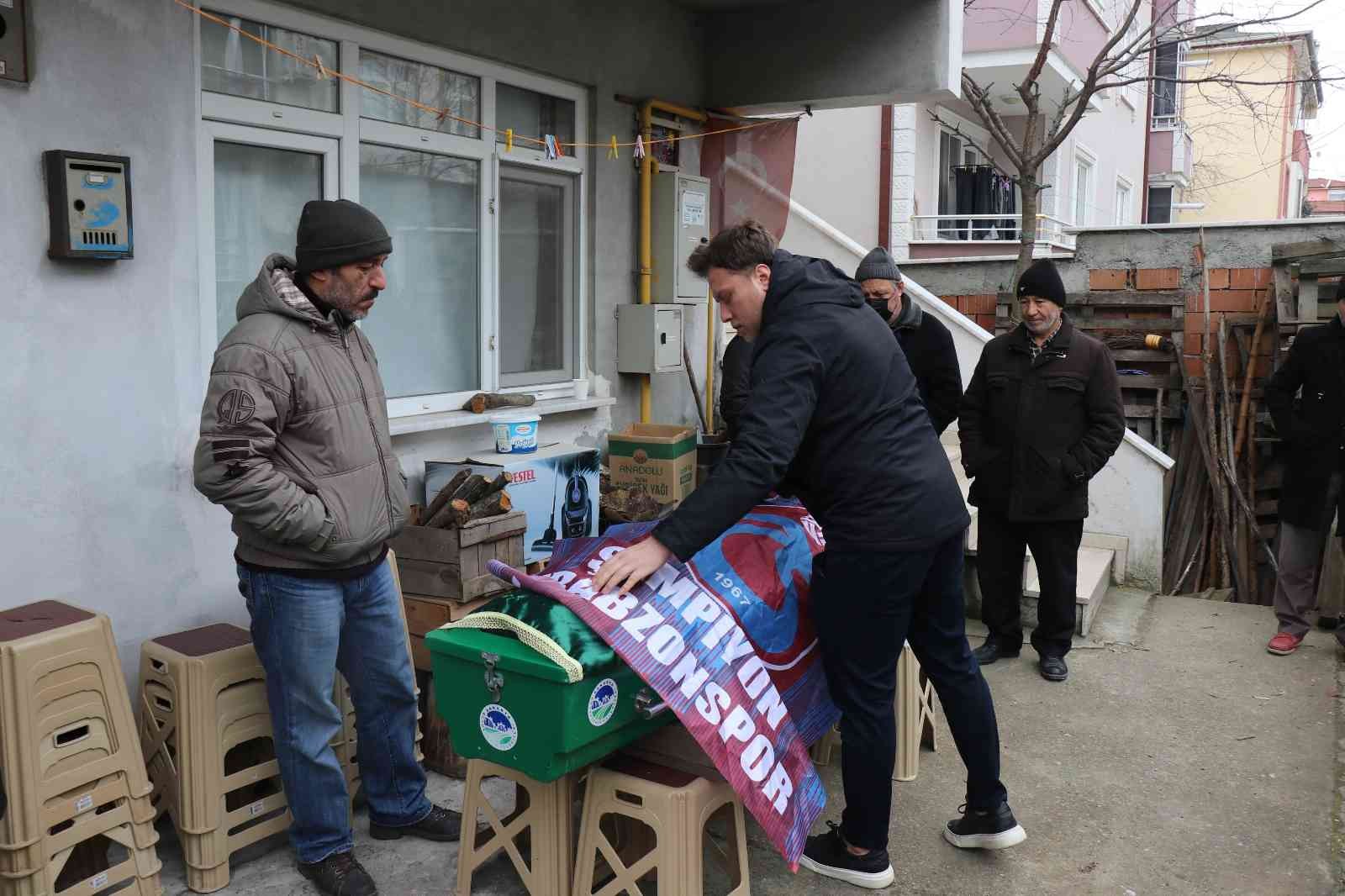 Sakarya’nın Erenler ilçesinde taraftarı olduğu Trabzonspor’un bayrağını evinin camına asmak isterken düşen 66 yaşındaki Avni Küçük, kaldırıldığı ...