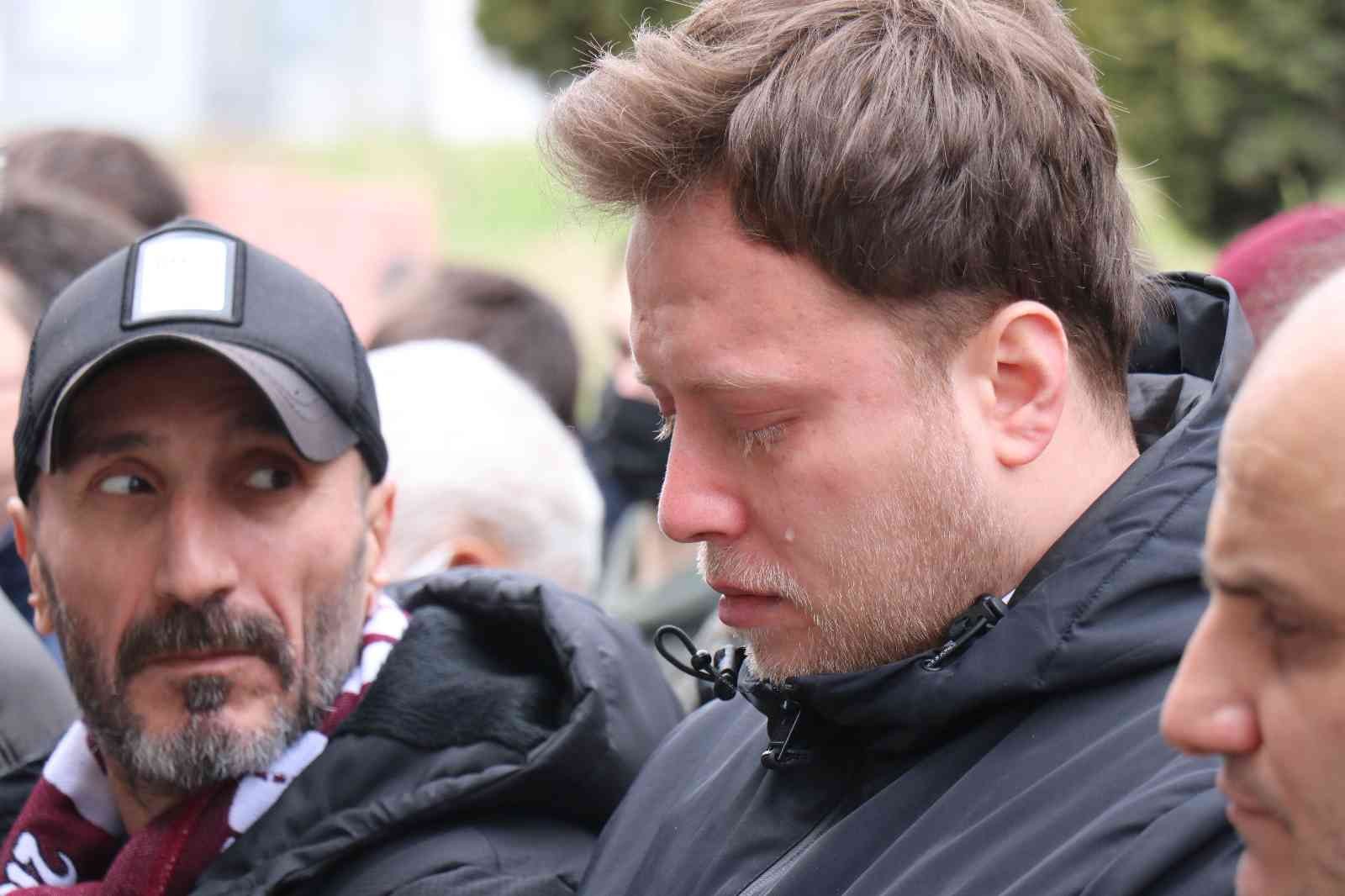 Trabzonspor bayrağı asarken düşüp ölmüştü son yolculuğuna uğurlandı Sakarya’nın Erenler ilçesinde taraftarı olduğu Trabzonspor’un bayrağını evinin camına asmak isterken düşen ve kaldırıldığı hastanede hayatını ...