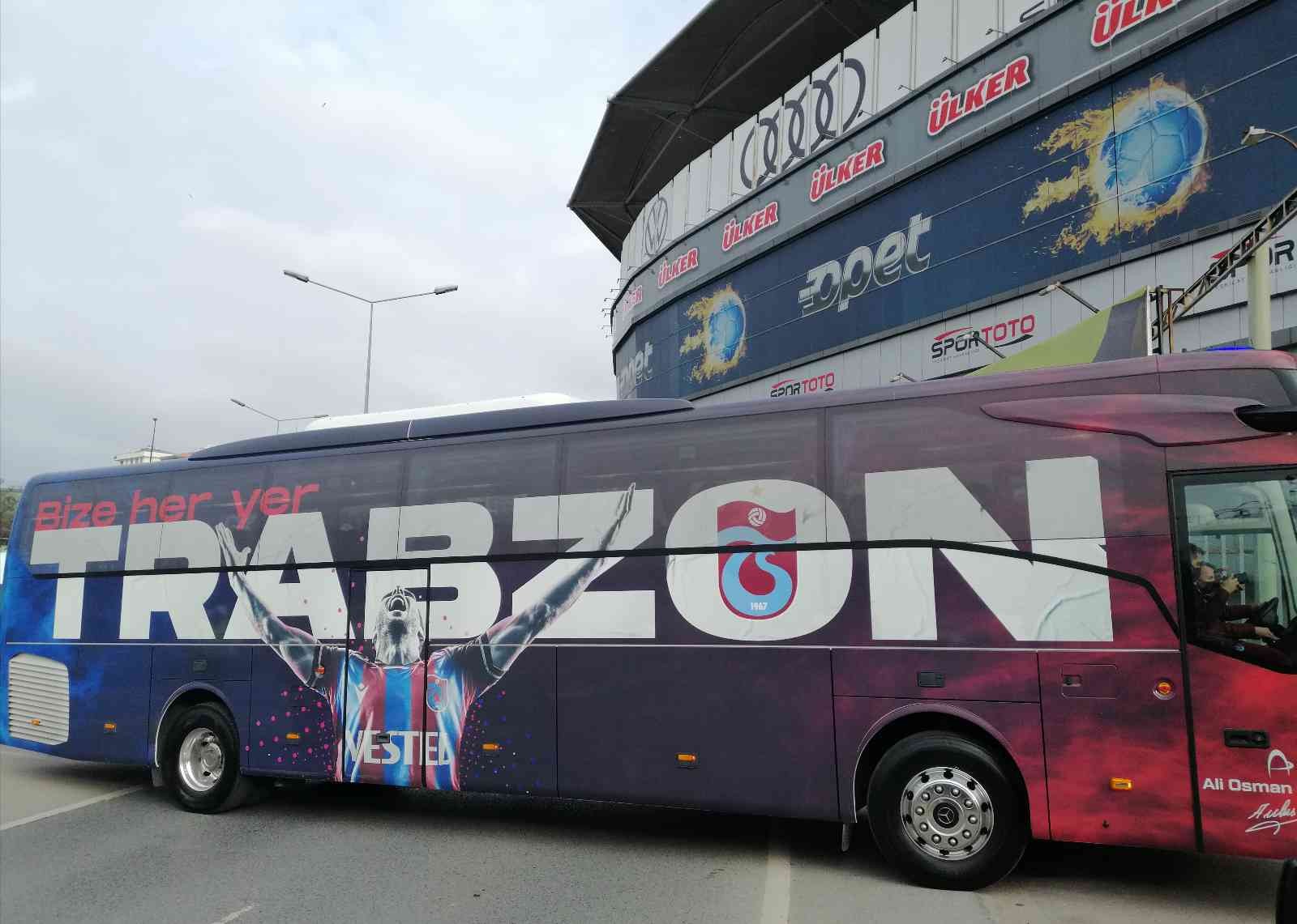 Trabzonspor, Kadıköy’e geldi Lider Trabzonspor, deplasmanda bu akşam Fenerbahçe ile oynayacağı maç için Kadıköy’e geldi. Spor Toto Süper Lig’in 28. haftasında Fenerbahçe ile ...