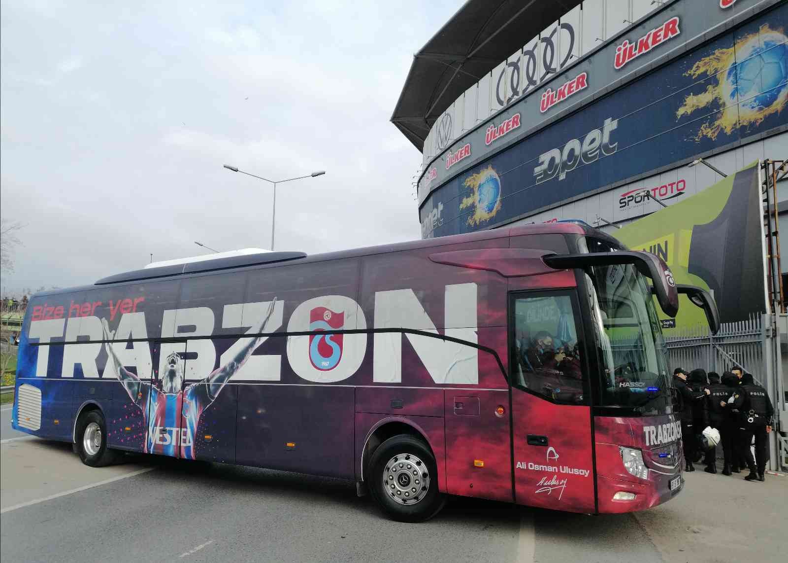Trabzonspor, Kadıköy’e geldi Lider Trabzonspor, deplasmanda bu akşam Fenerbahçe ile oynayacağı maç için Kadıköy’e geldi. Spor Toto Süper Lig’in 28. haftasında Fenerbahçe ile ...