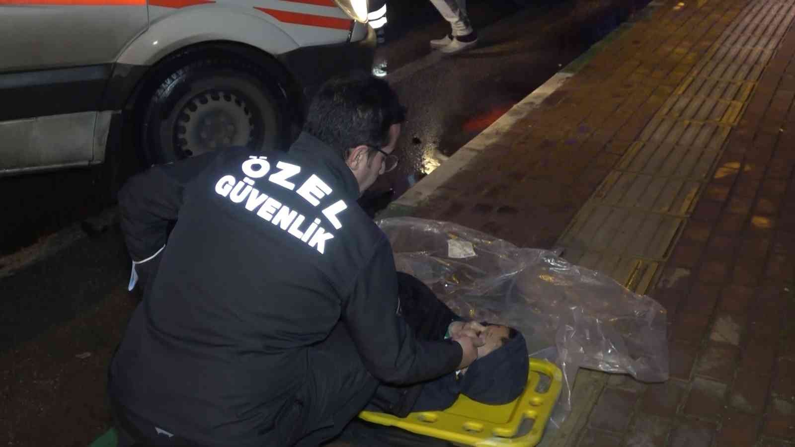 Trafik kazasında yaralı çocuğa yardım eli güvenlik görevlisinden.. Ambulans gelene kadar başından ayrılmadı Bursa’da yağmur nedeniyle kontrolden çıkan otomobil, karşı yola uçarak karşı yönden gelen otomobille çarpıştı. İki otomobilin karıştığı kazada 2 ...