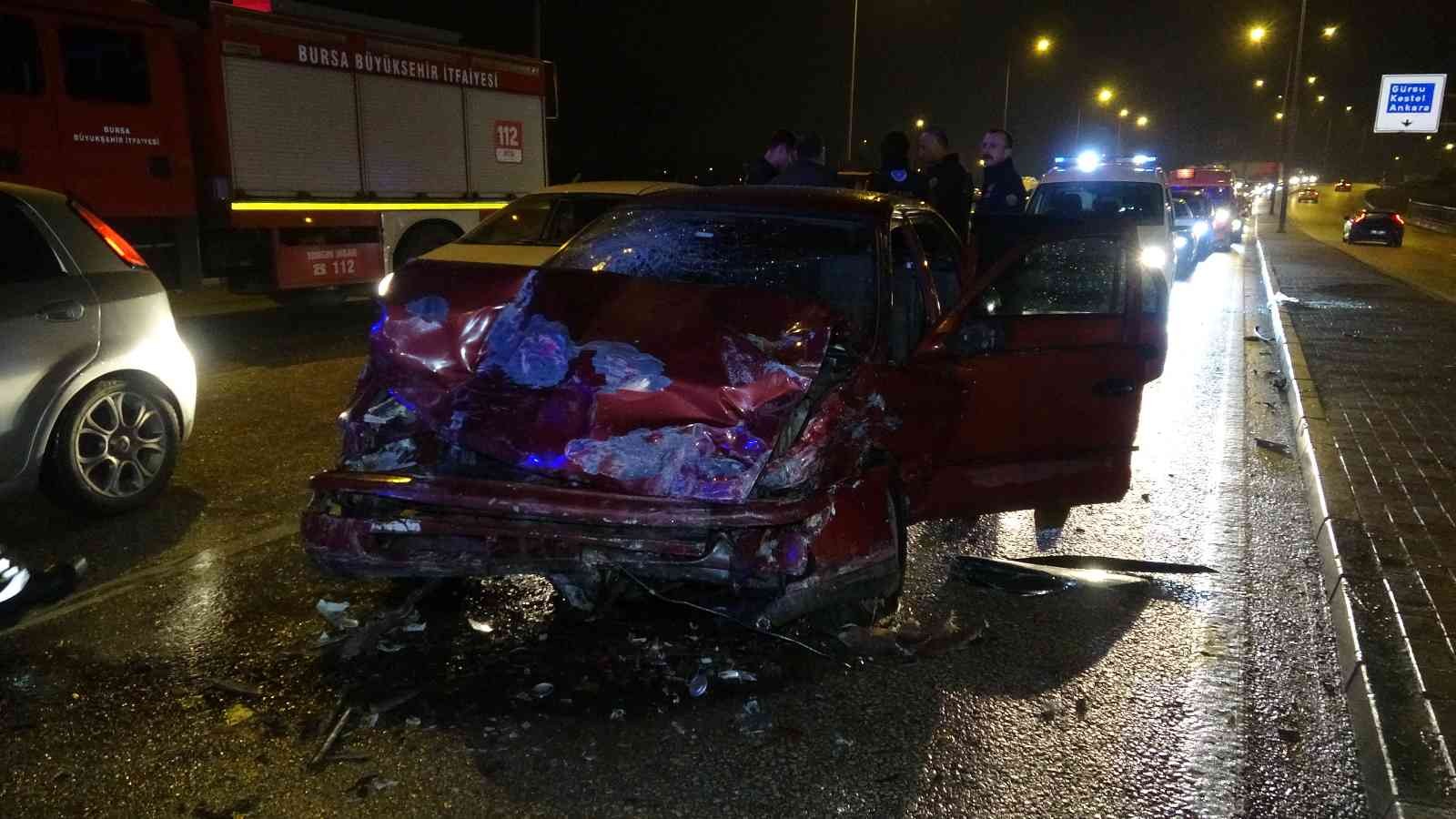 Trafik kazasında yaralı çocuğa yardım eli güvenlik görevlisinden.. Ambulans gelene kadar başından ayrılmadı Bursa’da yağmur nedeniyle kontrolden çıkan otomobil, karşı yola uçarak karşı yönden gelen otomobille çarpıştı. İki otomobilin karıştığı kazada 2 ...