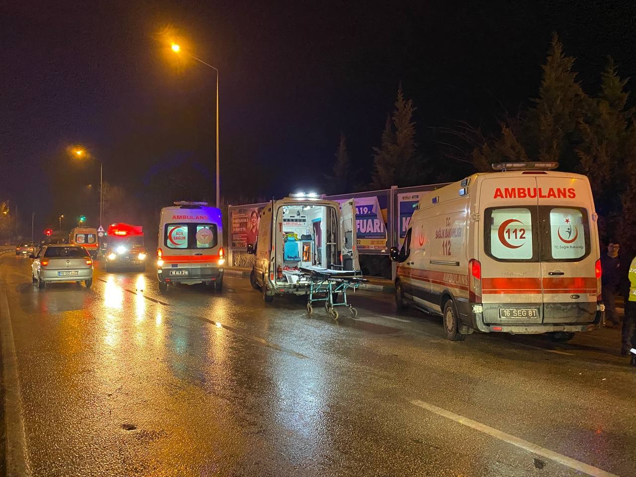 Trafik kazasında yaralı çocuğa yardım eli güvenlik görevlisinden.. Ambulans gelene kadar başından ayrılmadı Bursa’da yağmur nedeniyle kontrolden çıkan otomobil, karşı yola uçarak karşı yönden gelen otomobille çarpıştı. İki otomobilin karıştığı kazada 2 ...