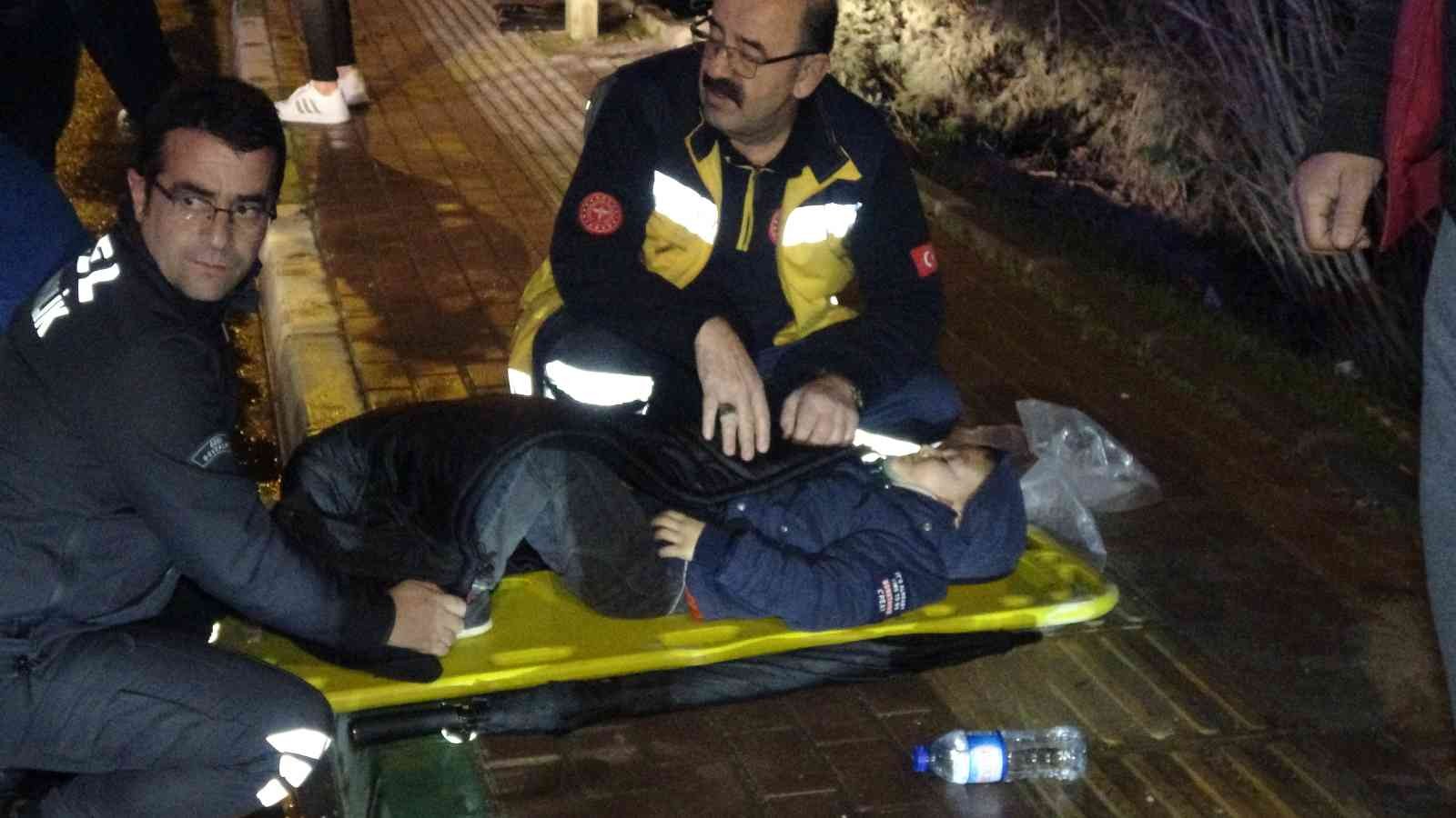 Trafik kazasında yaralı çocuğa yardım eli güvenlik görevlisinden.. Ambulans gelene kadar başından ayrılmadı Bursa’da yağmur nedeniyle kontrolden çıkan otomobil, karşı yola uçarak karşı yönden gelen otomobille çarpıştı. İki otomobilin karıştığı kazada 2 ...