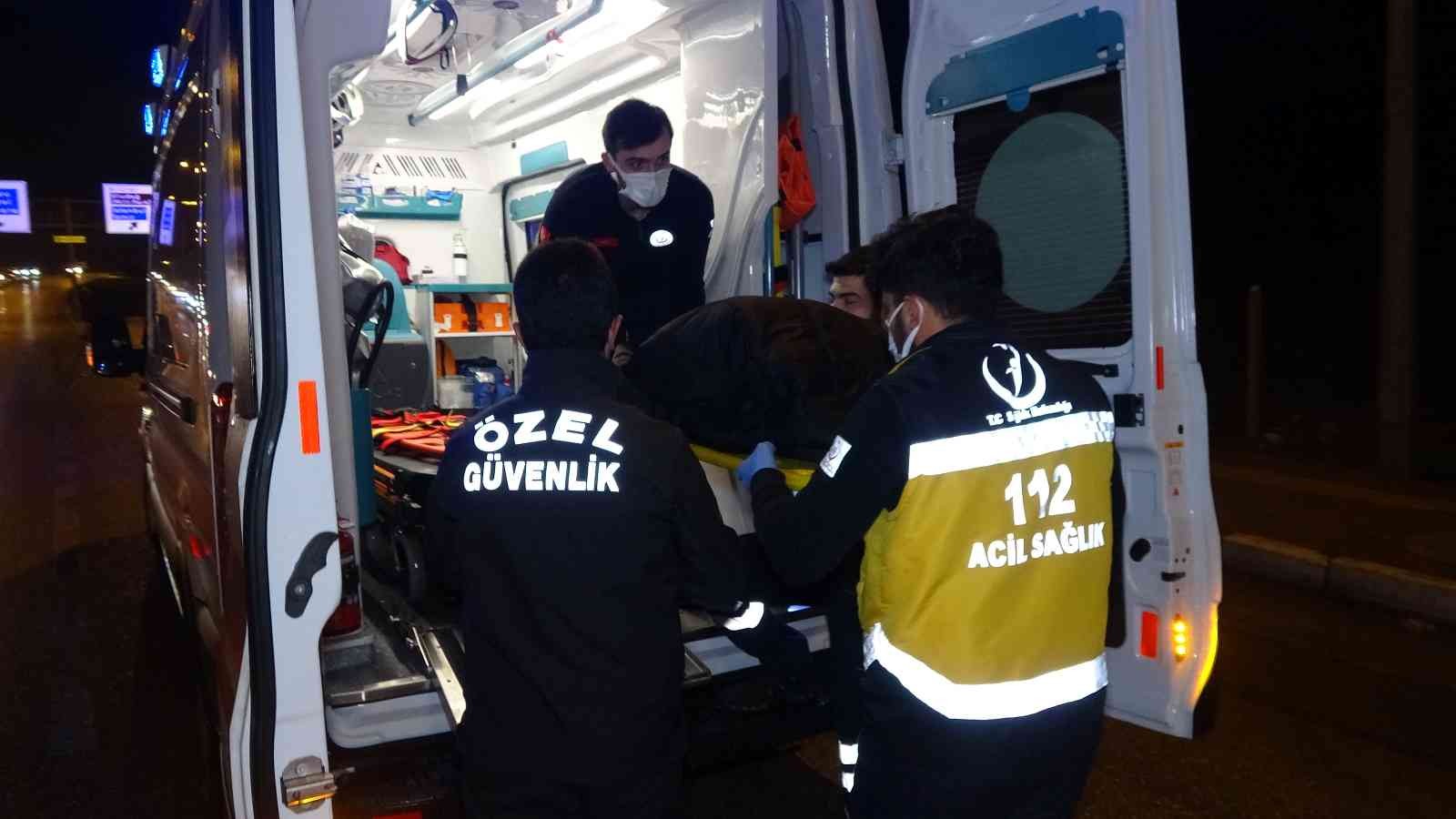 Trafik kazasında yaralı çocuğa yardım eli güvenlik görevlisinden.. Ambulans gelene kadar başından ayrılmadı Bursa’da yağmur nedeniyle kontrolden çıkan otomobil, karşı yola uçarak karşı yönden gelen otomobille çarpıştı. İki otomobilin karıştığı kazada 2 ...