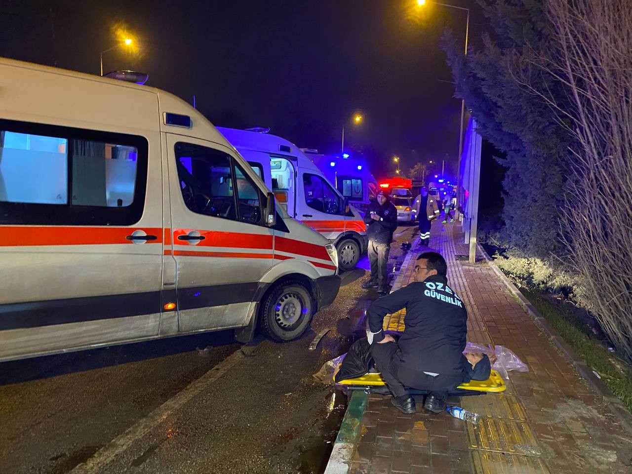Trafik kazasında yaralı çocuğa yardım eli güvenlik görevlisinden.. Ambulans gelene kadar başından ayrılmadı Bursa’da yağmur nedeniyle kontrolden çıkan otomobil, karşı yola uçarak karşı yönden gelen otomobille çarpıştı. İki otomobilin karıştığı kazada 2 ...