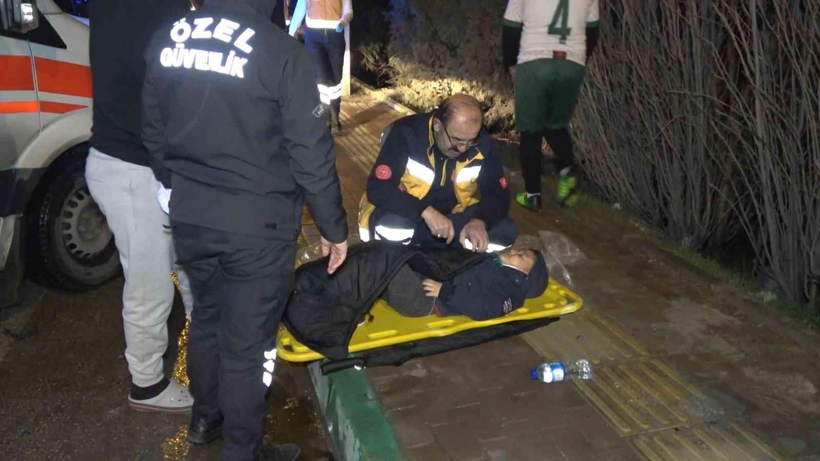 Trafik kazasında yaralı çocuğa yardım eli güvenlik görevlisinden.. Ambulans gelene kadar başından ayrılmadı Bursa’da yağmur nedeniyle kontrolden çıkan otomobil, karşı yola uçarak karşı yönden gelen otomobille çarpıştı. İki otomobilin karıştığı kazada 2 ...