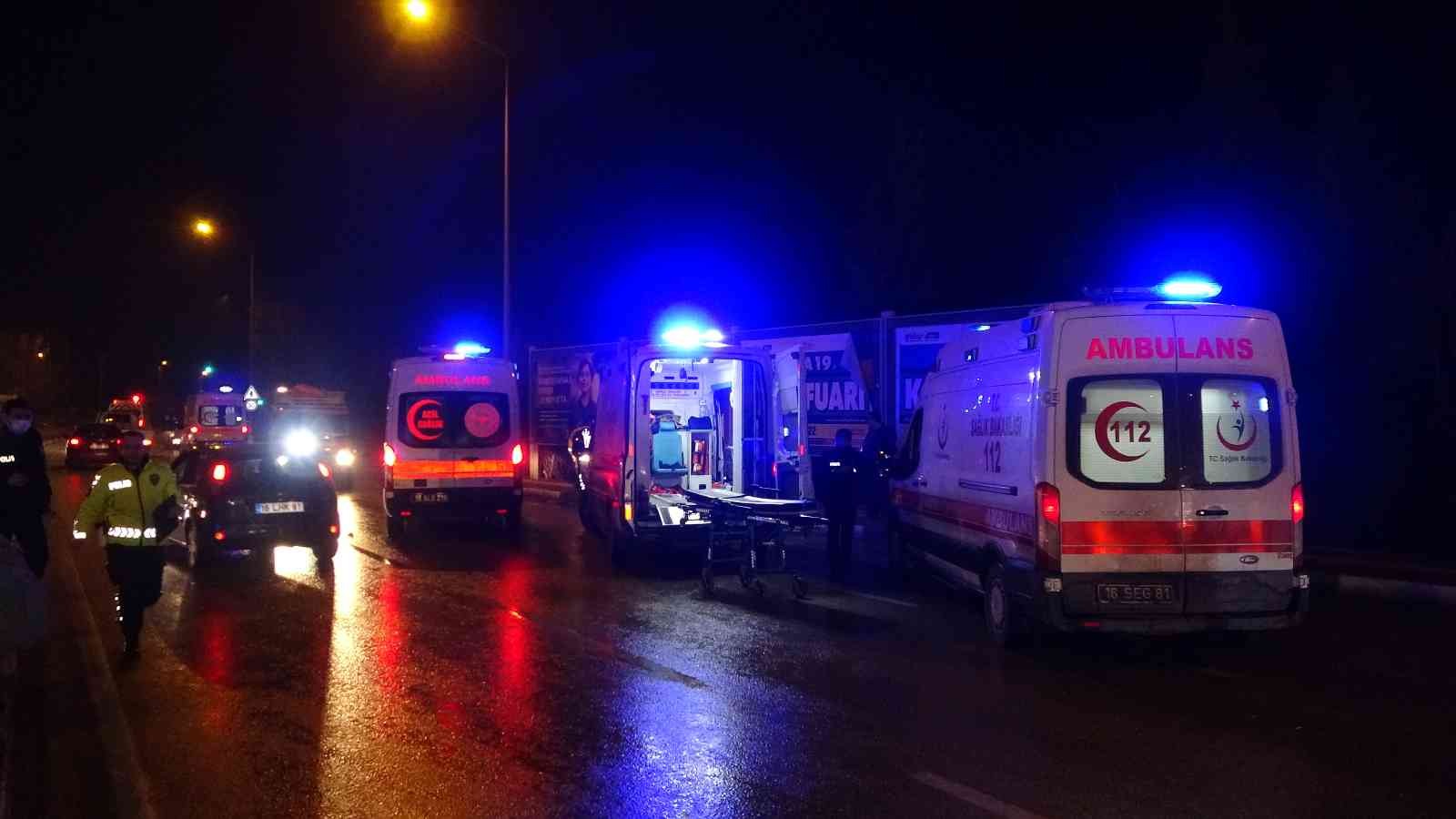 Trafik kazasında yaralı çocuğa yardım eli güvenlik görevlisinden.. Ambulans gelene kadar başından ayrılmadı Bursa’da yağmur nedeniyle kontrolden çıkan otomobil, karşı yola uçarak karşı yönden gelen otomobille çarpıştı. İki otomobilin karıştığı kazada 2 ...
