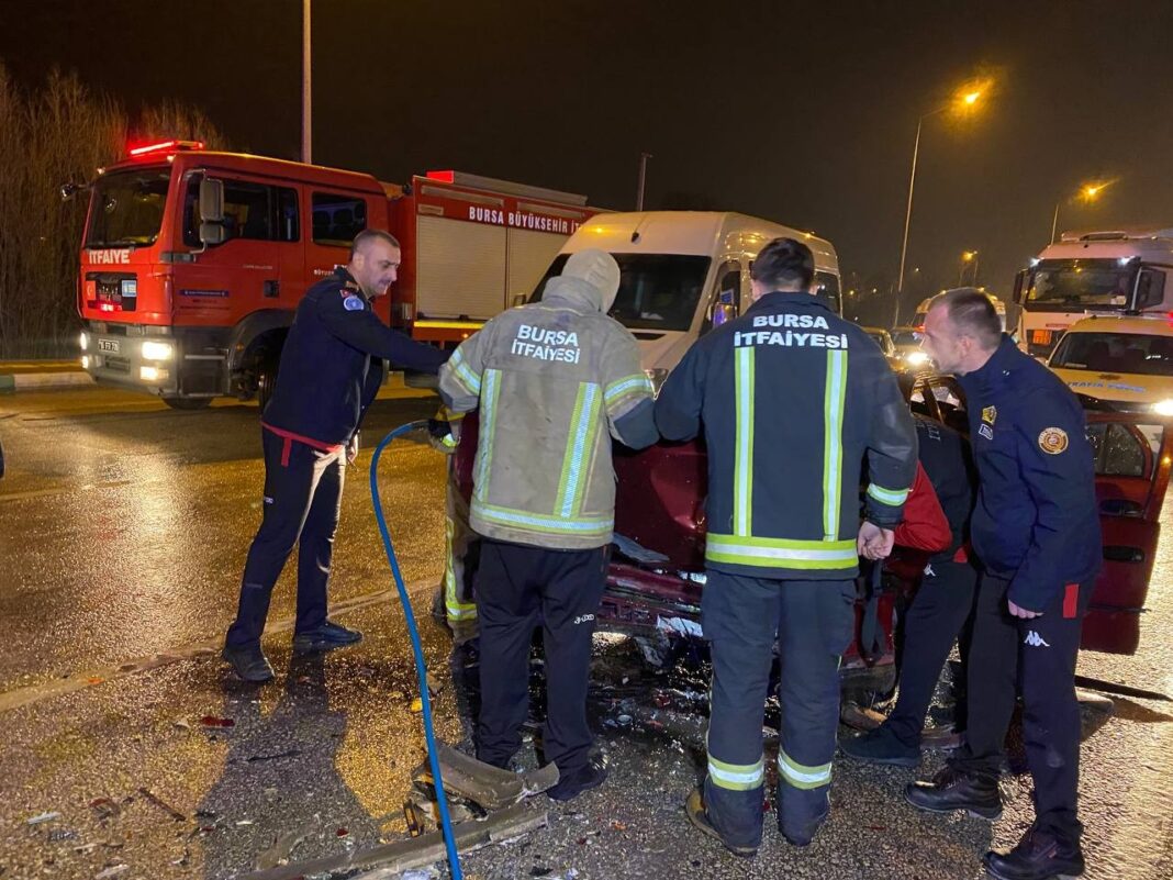 trafik-kazasinda-yarali-cocuga-yardim-eli-guvenlik-gorevlisinden-ambulans-gelene-kadar-basindan-ayrilmadi-RDPSkxDL.jpg