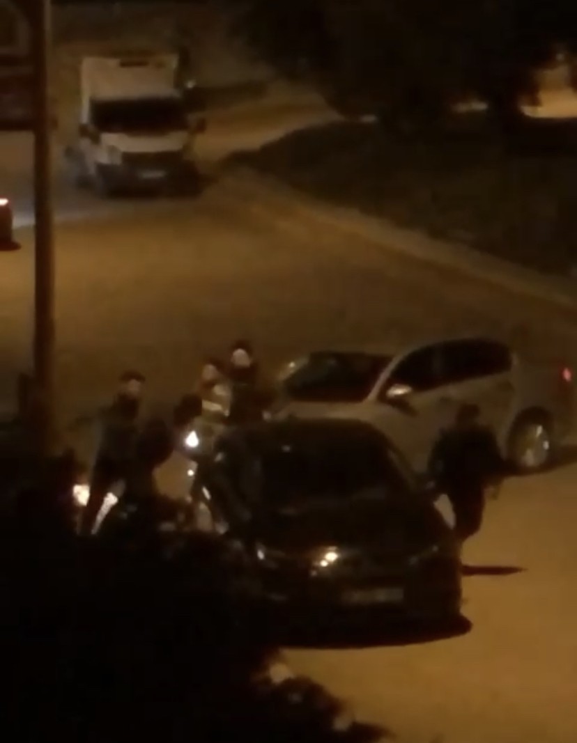 Bursa’da 2 sürücü arasında başlayan sözlü tartışma kavgaya dönüştü. Sürücülerin kavgasına arkadaşları da dahil olunca ortalık savaş alanına döndü ...