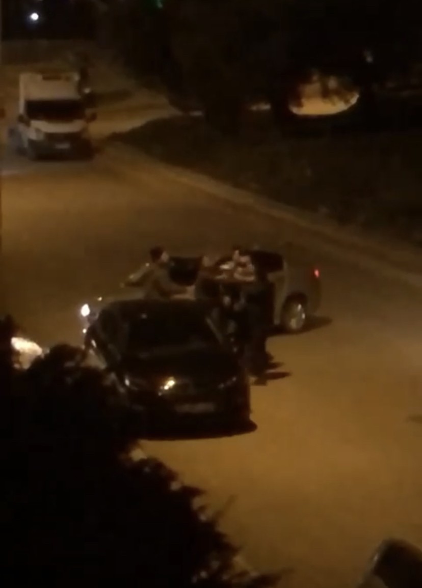 Bursa’da 2 sürücü arasında başlayan sözlü tartışma kavgaya dönüştü. Sürücülerin kavgasına arkadaşları da dahil olunca ortalık savaş alanına döndü ...