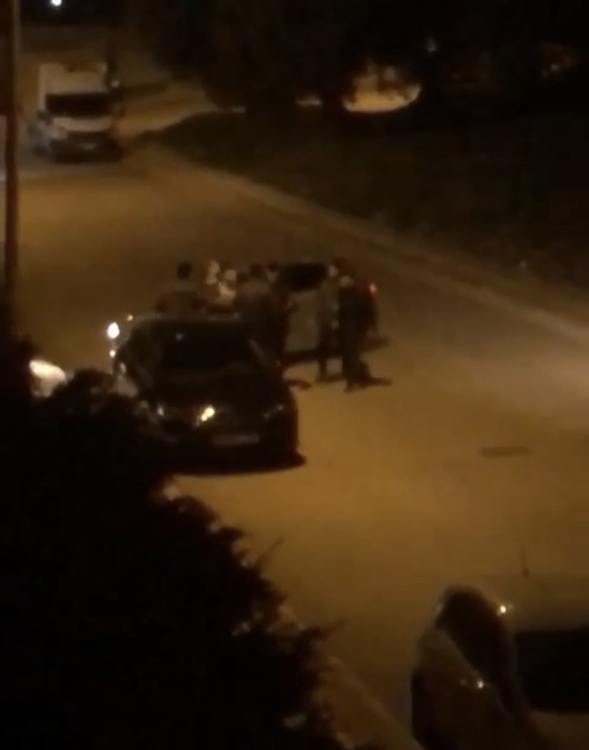 Bursa’da 2 sürücü arasında başlayan sözlü tartışma kavgaya dönüştü. Sürücülerin kavgasına arkadaşları da dahil olunca ortalık savaş alanına döndü ...