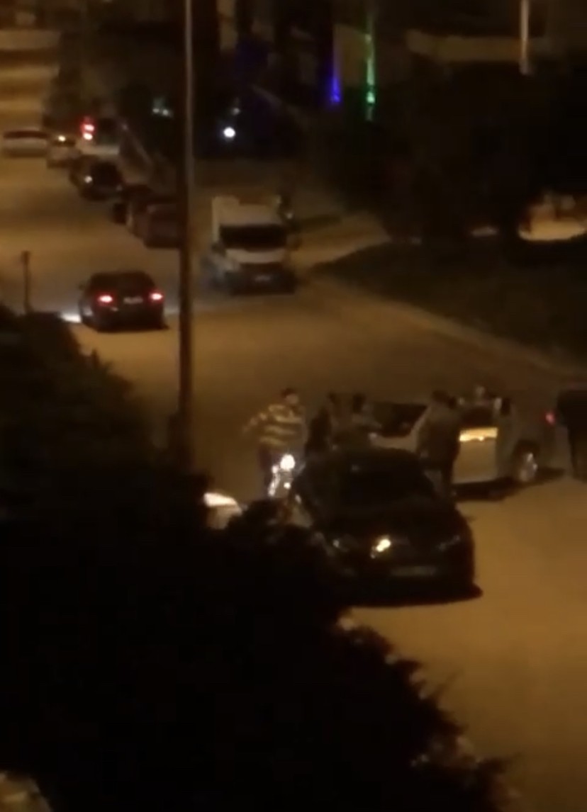 Bursa’da 2 sürücü arasında başlayan sözlü tartışma kavgaya dönüştü. Sürücülerin kavgasına arkadaşları da dahil olunca ortalık savaş alanına döndü ...