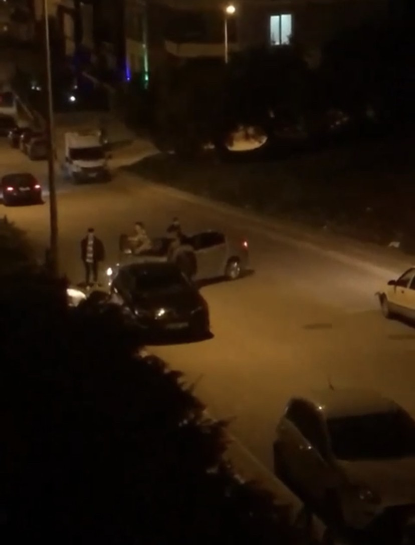Bursa’da 2 sürücü arasında başlayan sözlü tartışma kavgaya dönüştü. Sürücülerin kavgasına arkadaşları da dahil olunca ortalık savaş alanına döndü ...