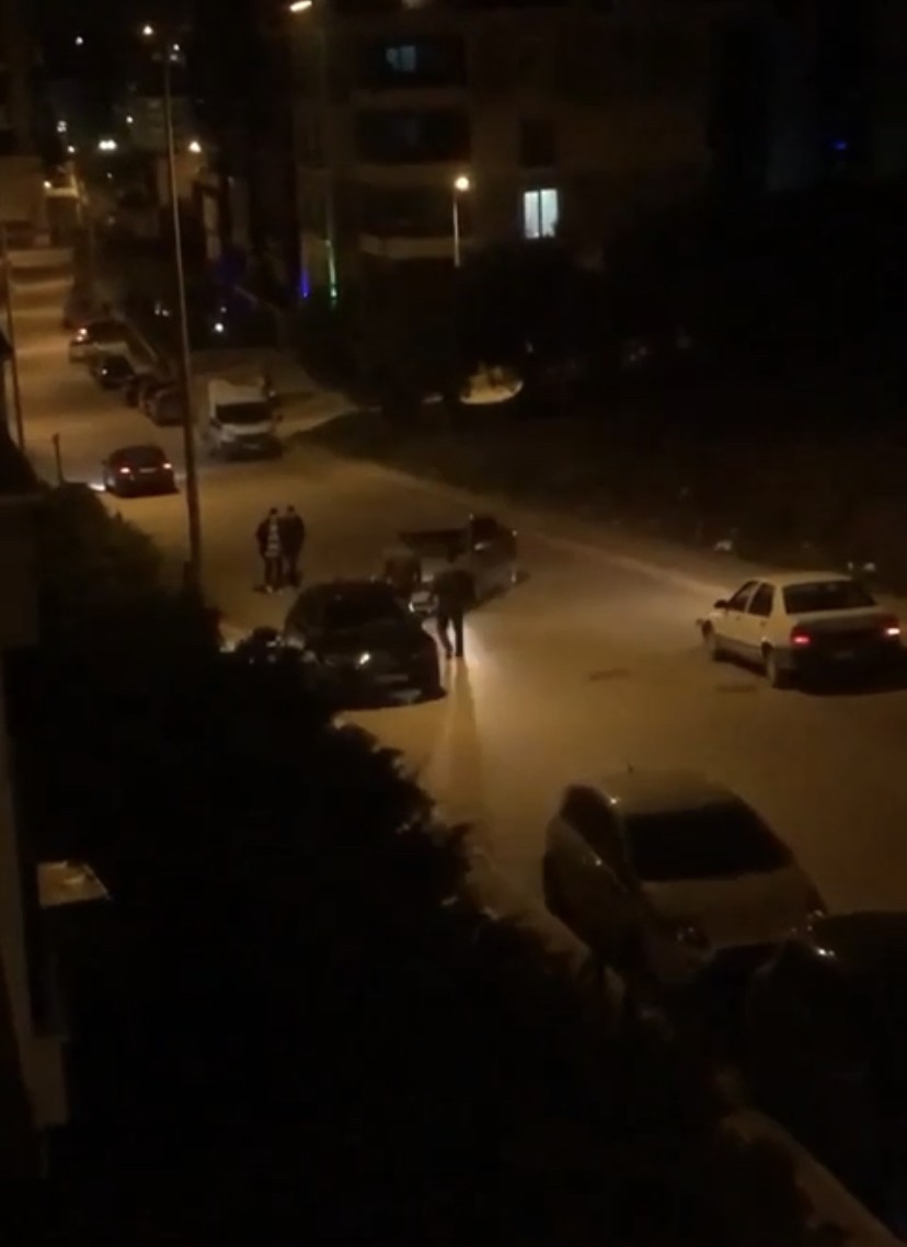 Bursa’da 2 sürücü arasında başlayan sözlü tartışma kavgaya dönüştü. Sürücülerin kavgasına arkadaşları da dahil olunca ortalık savaş alanına döndü ...