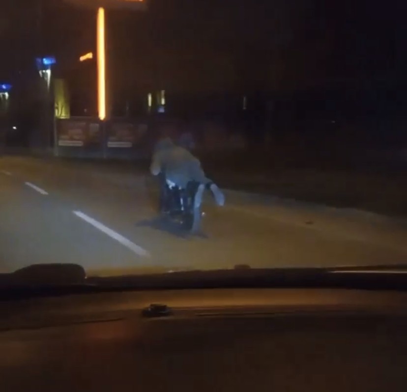 Trafikte ölüme davetiye Bursa’da kasksız ve koruyucu ekipmanı olmadan motosiklet süren genç, tehlikeyi az bularak motosikletin üstüne yattı. Bu tehlikeli hareketleri ...