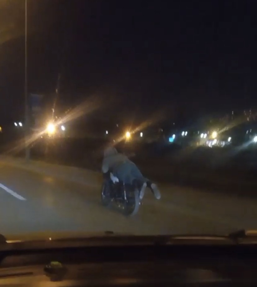 Trafikte ölüme davetiye Bursa’da kasksız ve koruyucu ekipmanı olmadan motosiklet süren genç, tehlikeyi az bularak motosikletin üstüne yattı. Bu tehlikeli hareketleri ...