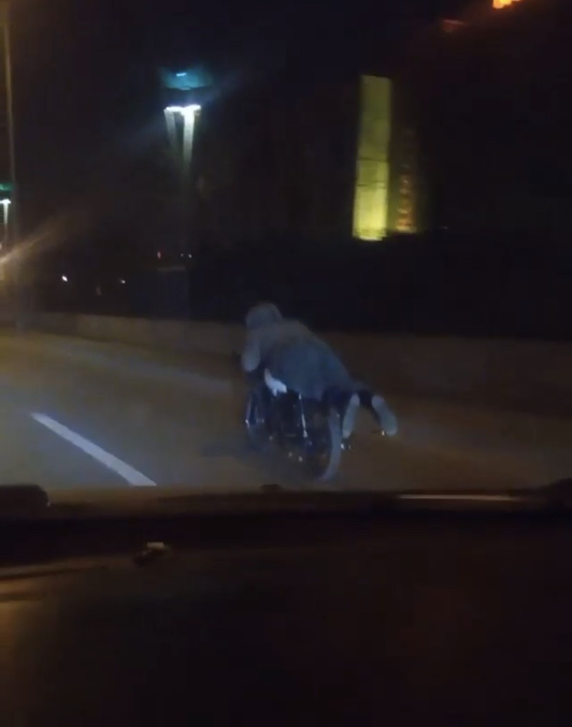 Trafikte ölüme davetiye Bursa’da kasksız ve koruyucu ekipmanı olmadan motosiklet süren genç, tehlikeyi az bularak motosikletin üstüne yattı. Bu tehlikeli hareketleri ...