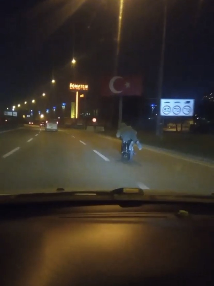 Bursa’da kasksız ve koruyucu ekipmanı olmadan motosiklet süren genç, tehlikeyi az bularak motosikletin üstüne yattı. Bu tehlikeli hareketleri ...