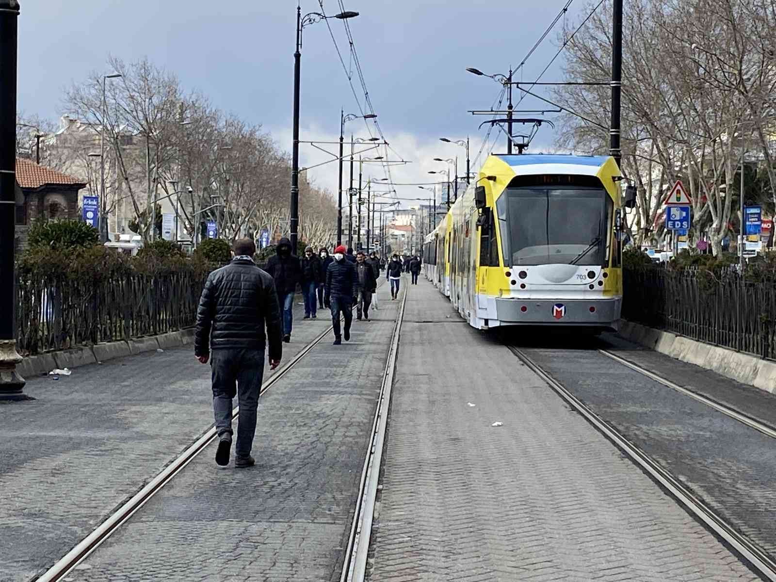 Tramvayda enerji kesildi, yüzlerce yolcu yürümek zorunda kaldı Kabataş-Bağcılar tramvay hattında meydana gelen enerji kesintisi nedeniyle Seyitnizam ve Çapa istasyonları arasında seferler yapılamadı. Yüzlerce ...