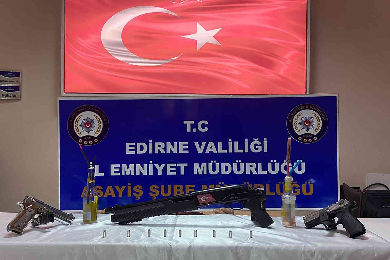 ’Tunca-2’ operasyonunda 20 kişi gözaltına alındı Edirne İl Emniyet Müdürlüğü Asayiş ve Narkotik Suçlarla Mücadele şubesi ekiplerince 16 adrese düzenlenen eş zamanlı operasyonda, 20 kişi ...