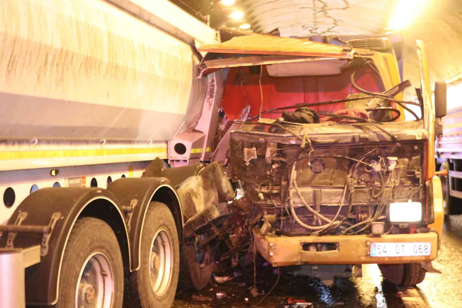 Tünelde feci kaza, 3 kamyon birbirine girdi Kocaeli TEM Otoyolu Gültepe Tüneli’nde 3 kamyonun çarpışması neticesinde kaza meydana geldi. Çarpışmanın şiddetiyle kamyon içinde sıkışan sürücü ...