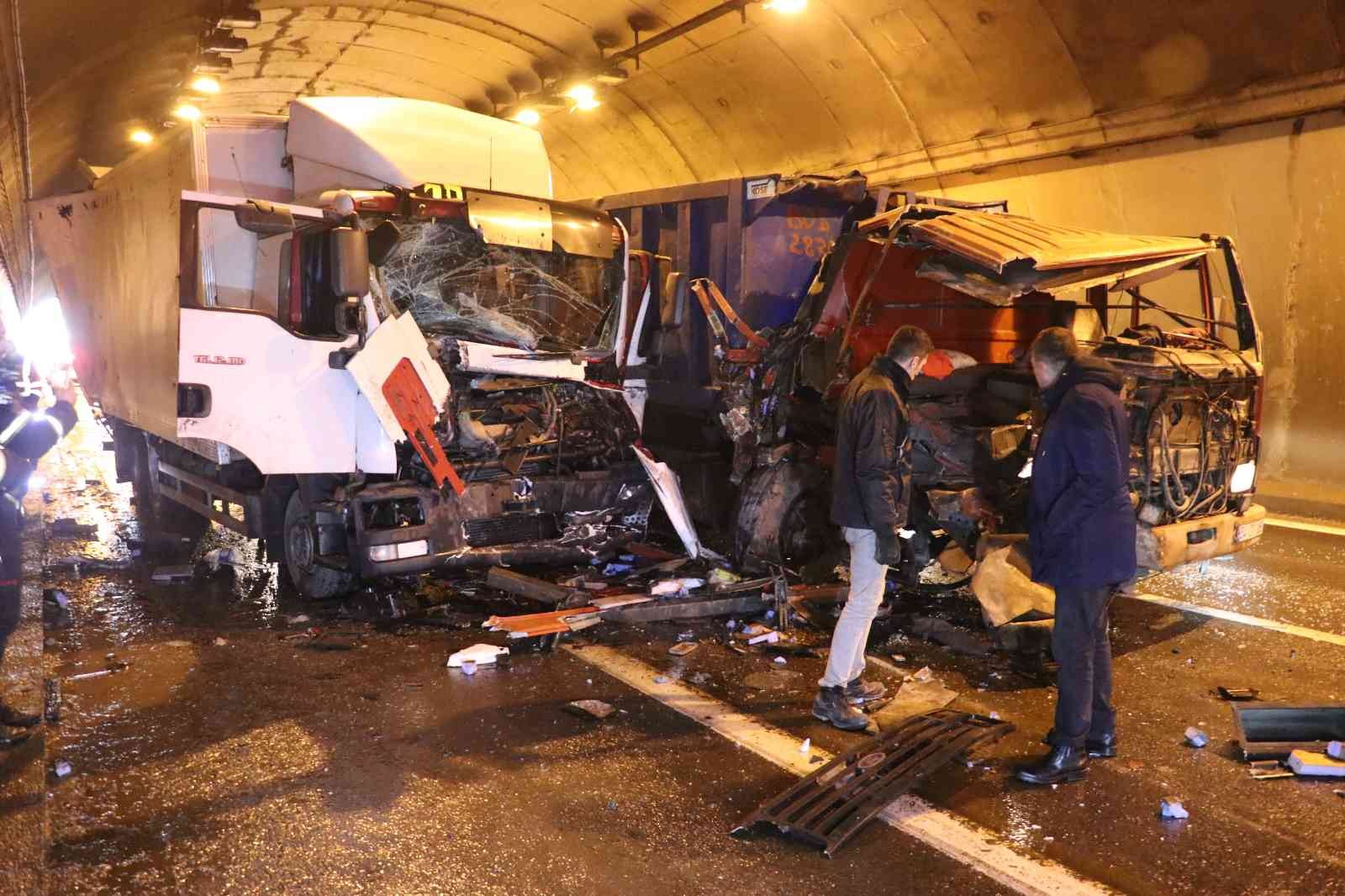 Tünelde feci kaza, 3 kamyon birbirine girdi Kocaeli TEM Otoyolu Gültepe Tüneli’nde 3 kamyonun çarpışması neticesinde kaza meydana geldi. Çarpışmanın şiddetiyle kamyon içinde sıkışan sürücü ...