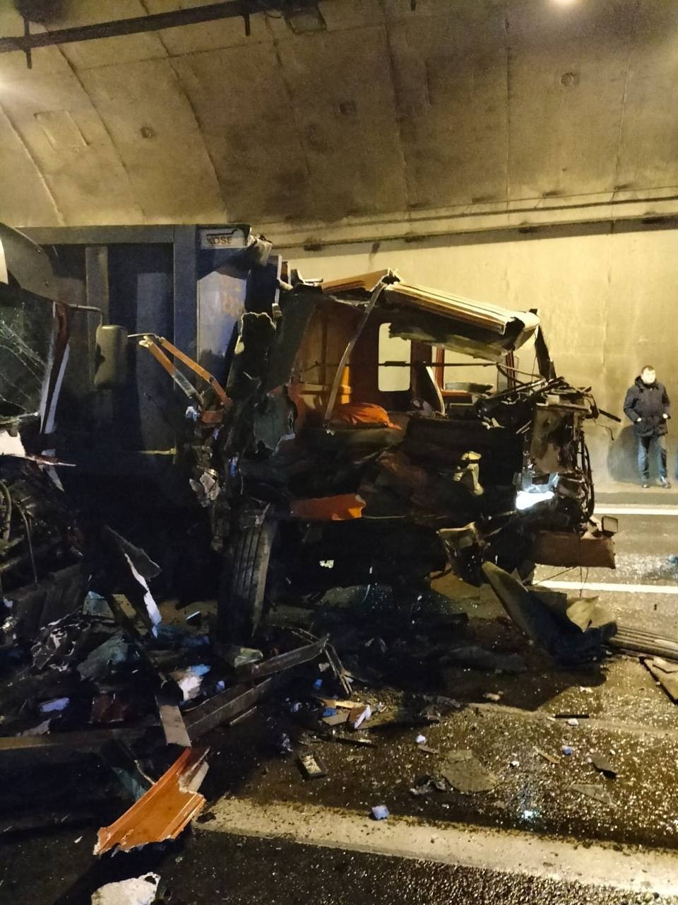 Tünelde feci kaza, 3 kamyon birbirine girdi Kocaeli TEM Otoyolu Gültepe Tüneli’nde 3 kamyonun çarpışması neticesinde kaza meydana geldi. Çarpışmanın şiddetiyle kamyon içinde sıkışan sürücü ...