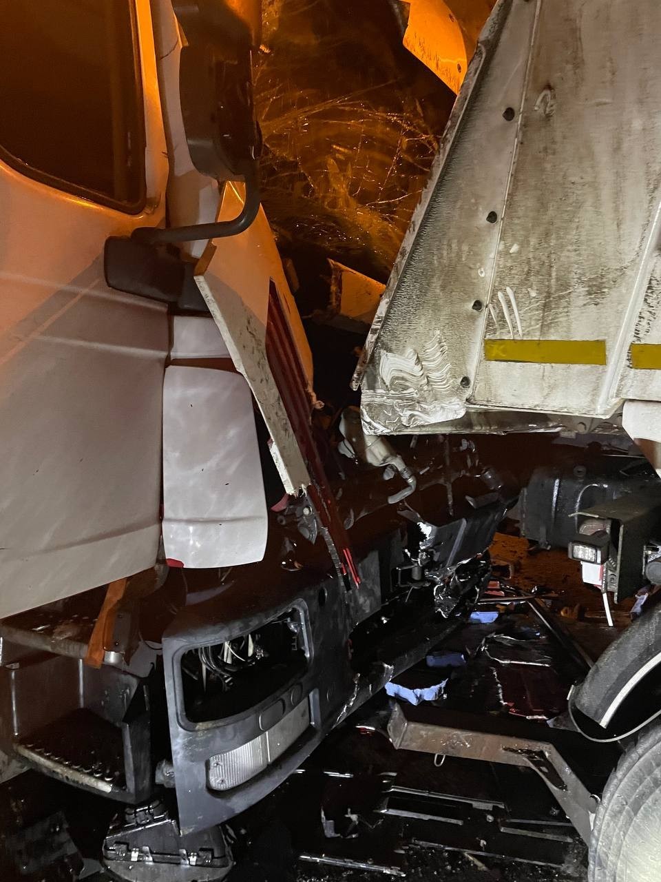 Tünelde feci kaza, 3 kamyon birbirine girdi Kocaeli TEM Otoyolu Gültepe Tüneli’nde 3 kamyonun çarpışması neticesinde kaza meydana geldi. Çarpışmanın şiddetiyle kamyon içinde sıkışan sürücü ...