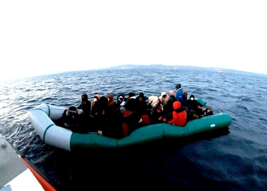 Türk karasularına itilen 36 göçmen kurtarıldı Balıkesir’in Ayvalık ilçesinde, Yunanistan’ın Midilli Adasına gitmek isterken, Yunanistan unsurlarınca Türk karasularına itilen 36 göçmen ...