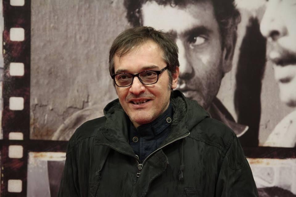 Türk sinema eleştirmeni son yolculuğuna uğurlandı Tedavi gördüğü hastanede hayatını kaybeden Türk sinema eleştirmeni ve yazar Murat Özer, memleketi Sakarya’da toprağa verildi. Bir süredir kanser ...