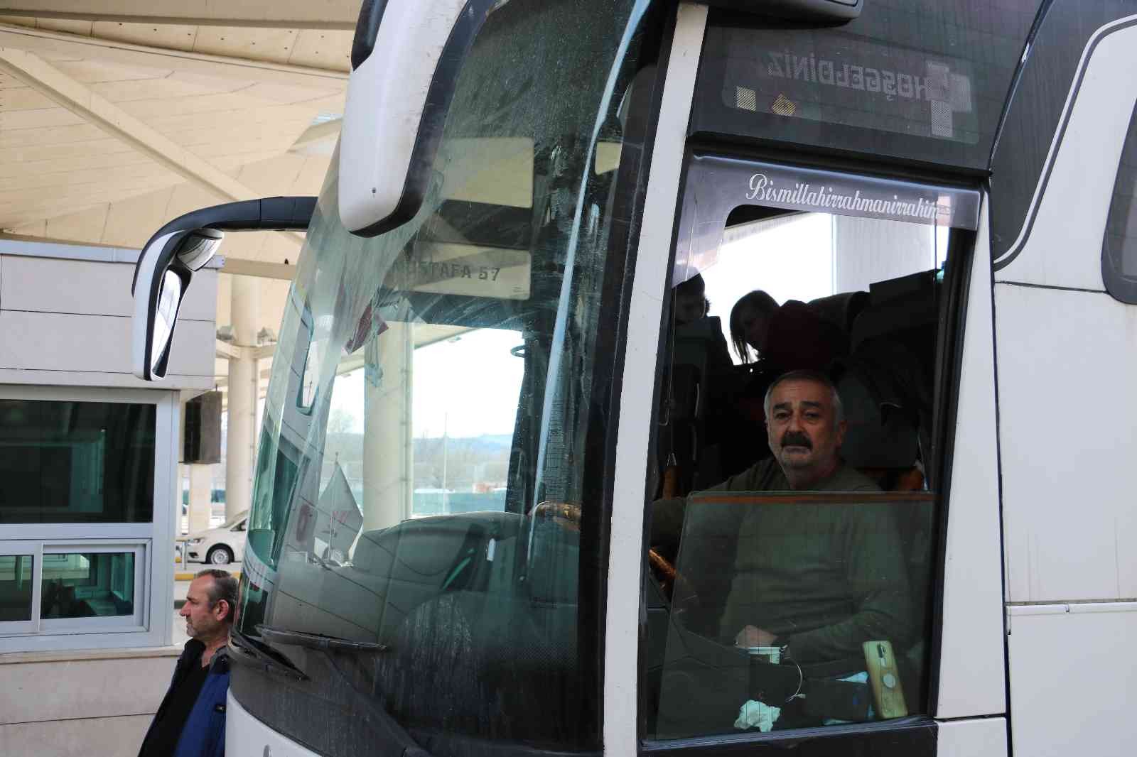 Türk vatandaşlarının tahliyesi için Ukrayna’ya giden onlarca otobüs dönüş yolunda Türk vatandaşlarının tahliyesi için Türkiye’den Ukrayna’ya giden onlarca otobüsün dönüş yolculuğu sürüyor. Dışişleri Bakanlığı koordinasyonunda ...