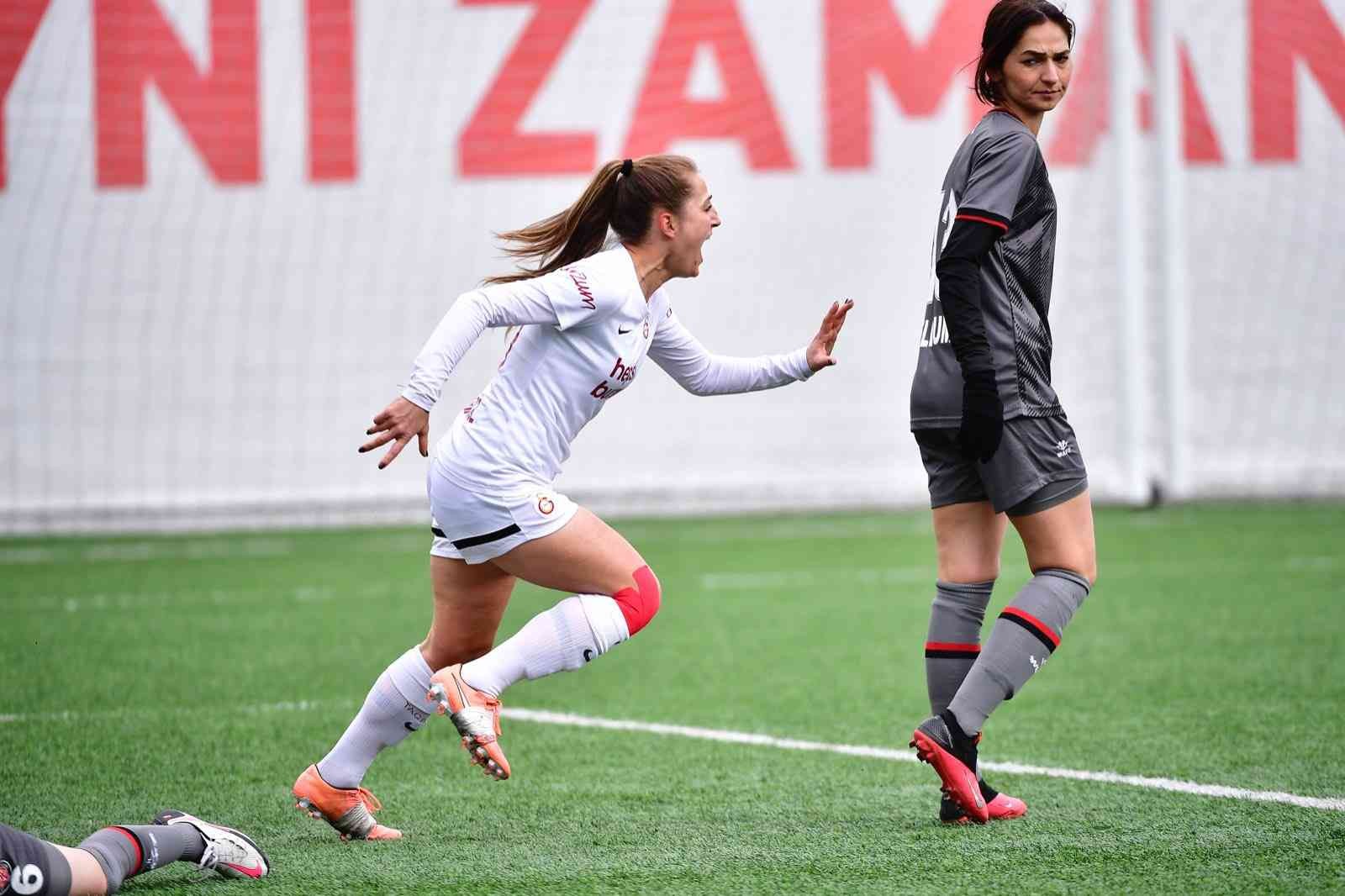 Turkcell Kadın Futbol Süper Ligi: Galatasaray: 2 - Fatih Karagümrük: 1 Galatasaray, Turkcell Kadın Futbol Süper Ligi 14. haftasında Fatih Karagümrük’ü 2-1 mağlup etti. Galatasaray Kadın Futbol Takımı, Turkcell Kadın ...